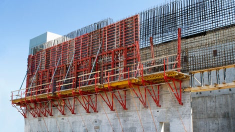 Для заливки второй захватки опалубка высотой 6,6 м устанавливалась на консоли CB240. 