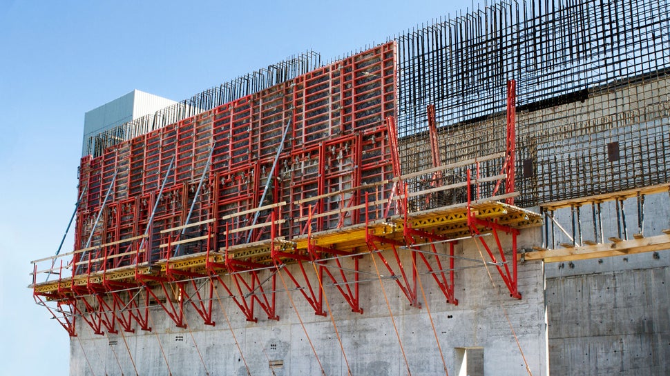 Для заливки второй захватки опалубка высотой 6,6 м устанавливалась на консоли CB240. 