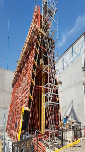 Firma PERI zabezpečovala podporu realizačnej firme prostredníctvom PERI Service Teamu počas montáže, betonáže a demontáže tejto zložitej konštrukcie.