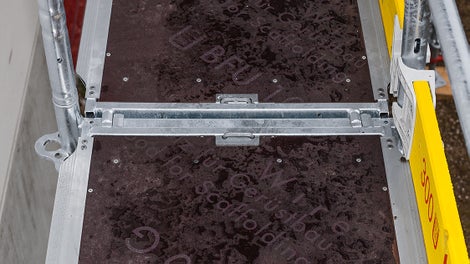 PERI UP Easy platform parçaları tüm ölçülere uygundur ve ilave bir tedbir olmadan boşluksuz bir yüzey sağlar. Bu da güvenlik seviyesini artırırken , iş yükünü azaltır.