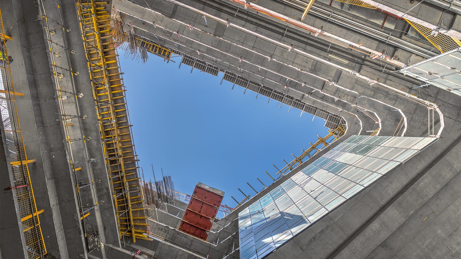 Nonostante le forme complesse dell'edificio, sono stati impiegati prevalentemente sistemi di casseforme standard