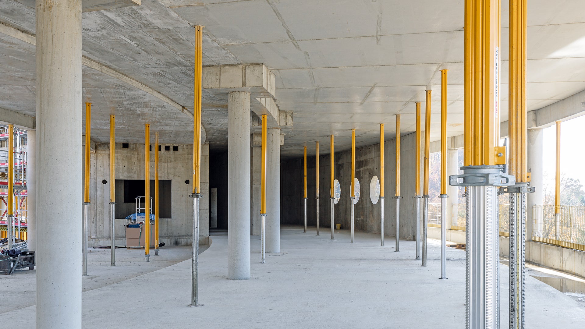 Das Campusgebäude öffnet sich zur Stadt hin über einen großzügigen Eingangsbereich.