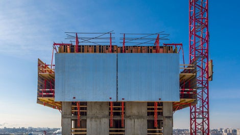 На проекте использовалась специальная версия системы – RCS-G. Благодаря G-консолям система позволила перемещать без крана не только наружную, но и внутреннюю опалубку отвесных стен.