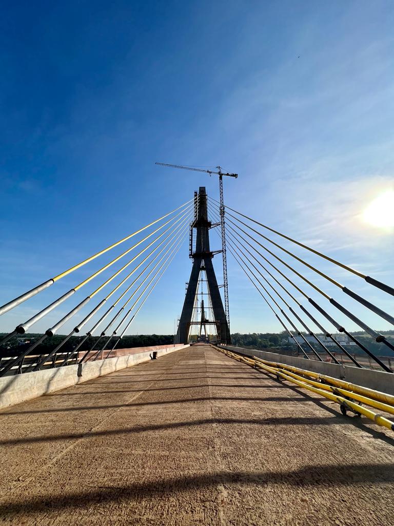 A Ponte da Integração liga a cidade de Foz do Iguaçu (Brasil) com a cidade de Presidente Franco (Paraguai). A estrutura possui 760 m de comprimento e 470 m de vão livre - o maior da América Latina. 