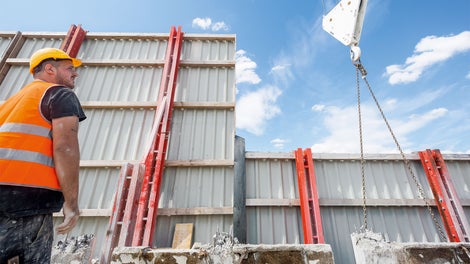 Each week, the RCS protection panel units climbed one floor downwards with the help of the site crane.