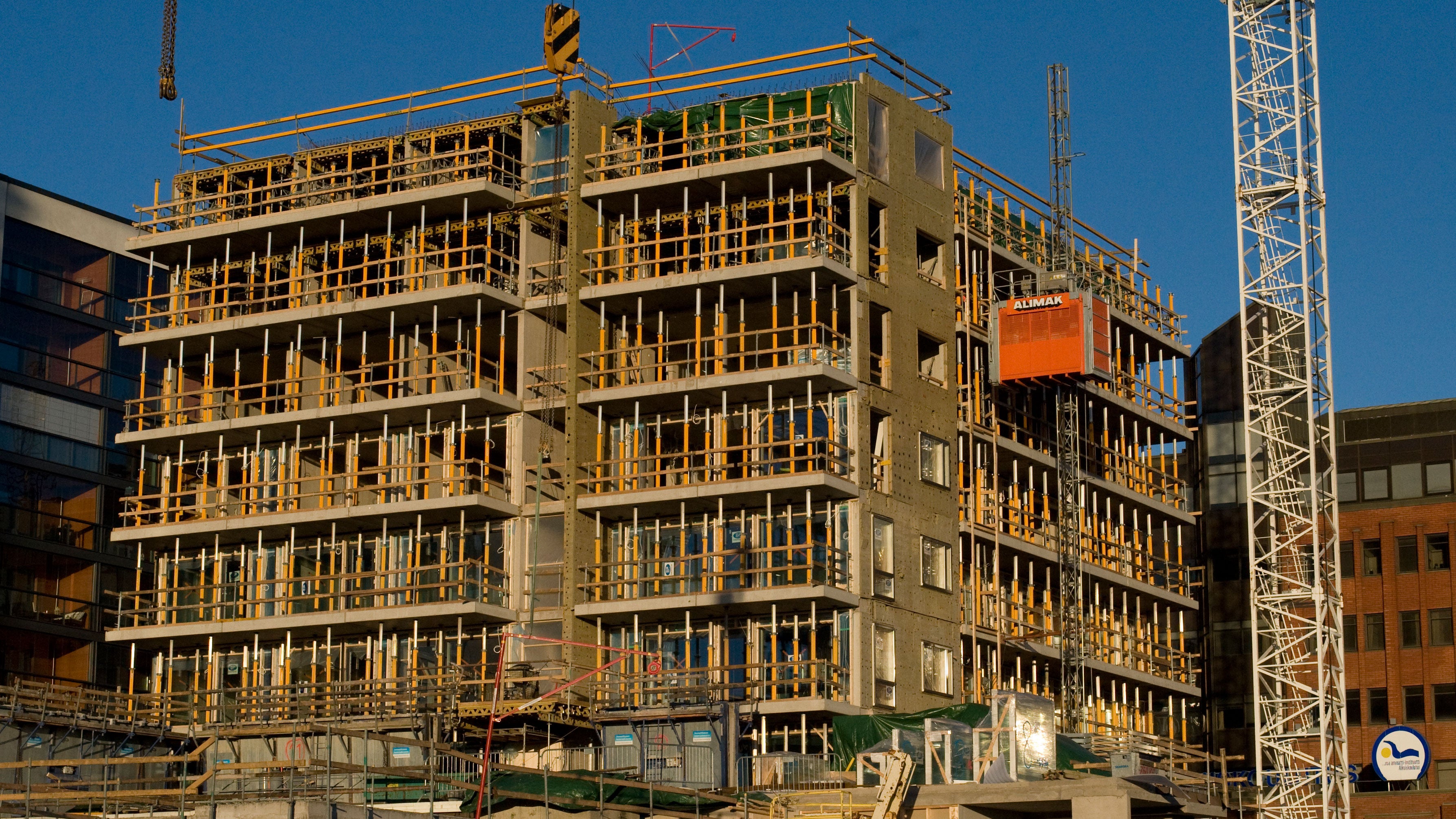 Jälkituentaa MULTIPROP-holvituilla: MRK-kehykset voidaan peruskerroksissa poistaa asennuksen ja holvin kovettumisen jälkeen ja käyttää ylempien kerrosten asennuksessa.