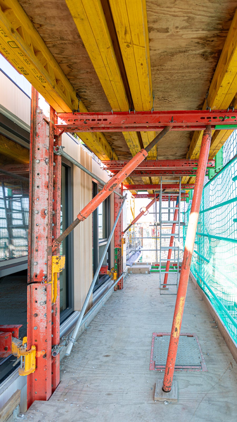 Dankzij het toepassen van het klimsysteem is er minder materiaal op de bouwplaats nodig en verloopt de bouw sneller.