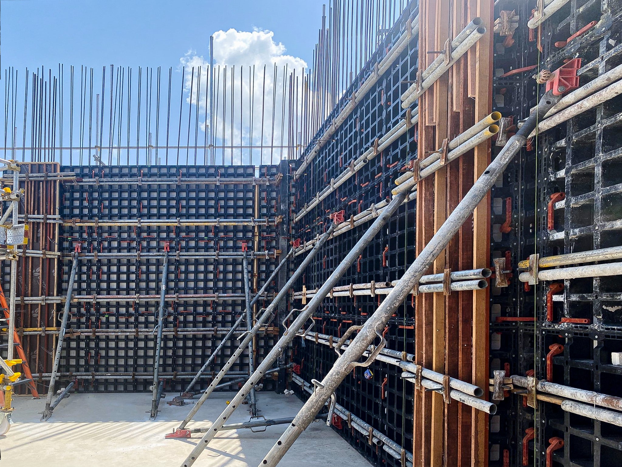 DUO is a crane-independent system, allowing panels to be handled easily by hand