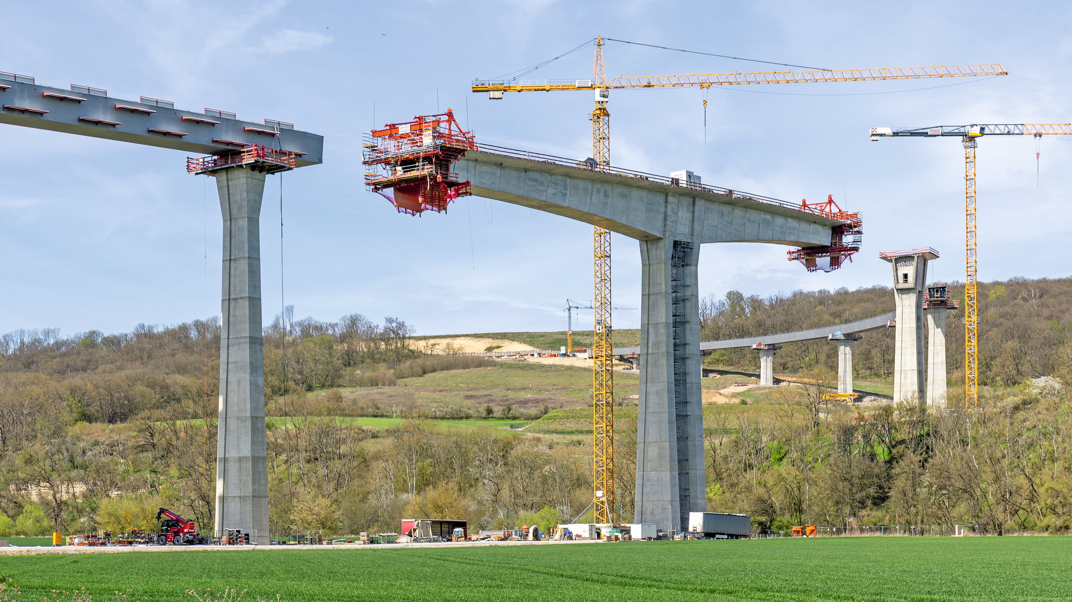 Die spezielle Bauwerkskonstruktion der neuen Saaletalbrücke verlangt nach Schalungs- und Gerüstlösungen, die sich in jedem Betonierabschnitt neu an die veränderten Maße anpassen, hohe Genauigkeiten einhalten und enorme Lasten abtragen können.