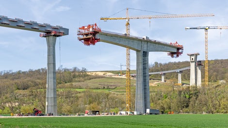 Die spezielle Bauwerkskonstruktion der neuen Saaletalbrücke verlangt nach Schalungs- und Gerüstlösungen, die sich in jedem Betonierabschnitt neu an die veränderten Maße anpassen, hohe Genauigkeiten einhalten und enorme Lasten abtragen können.