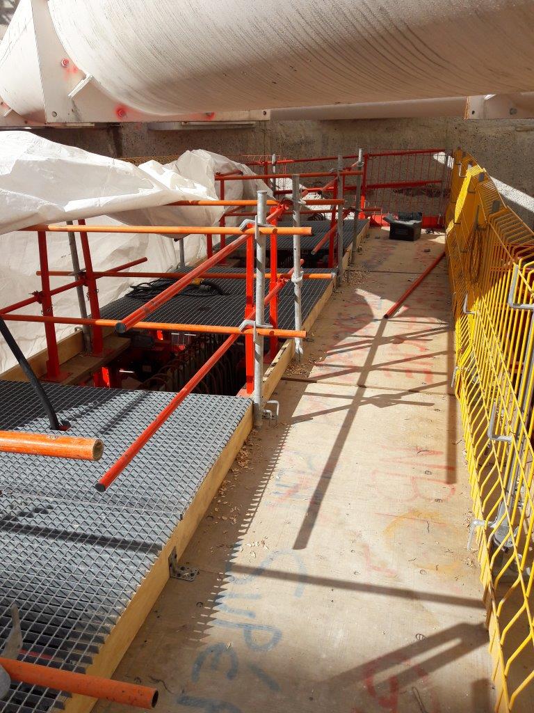 Plateaux supérieurs en tête de coffrage avec passage sous butons