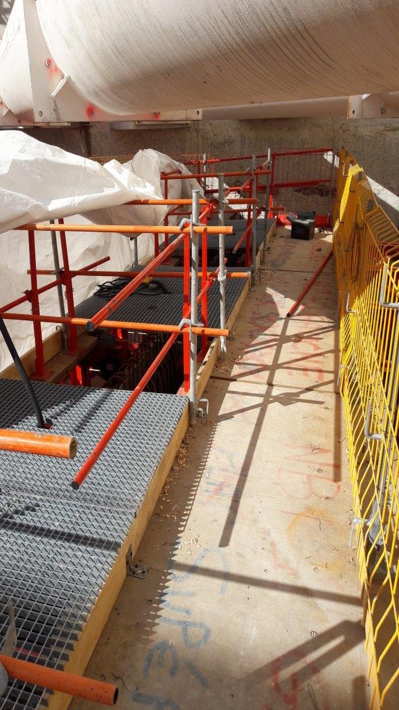 Plateaux supérieurs en tête de coffrage avec passage sous butons