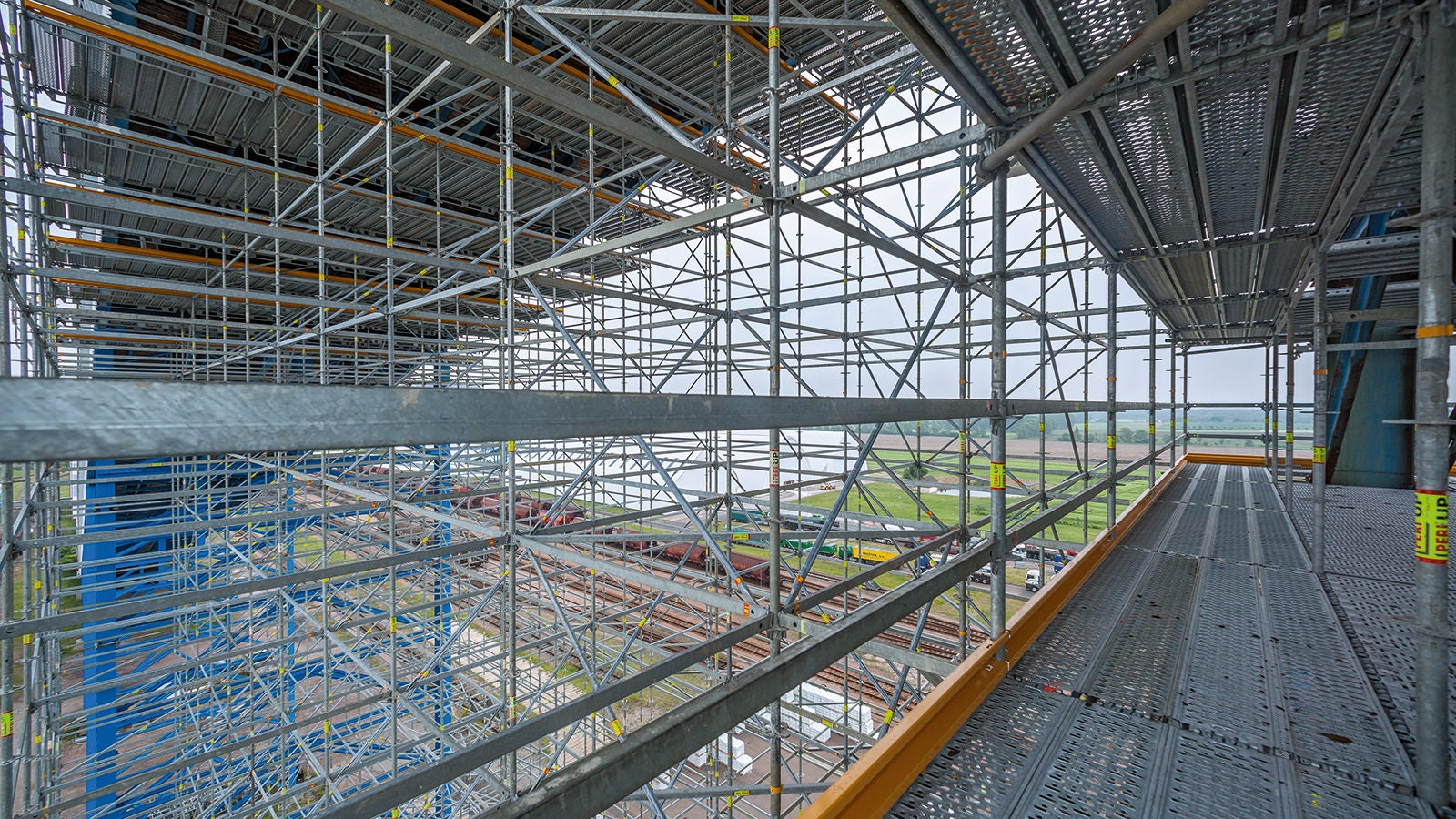 Eingerüstet mit PERI UP Flex waren die 43 m hohe Stützenscheibe und die komplette Brückenuntersicht sicher zugänglich für die Korrosionsschutzarbeiten.