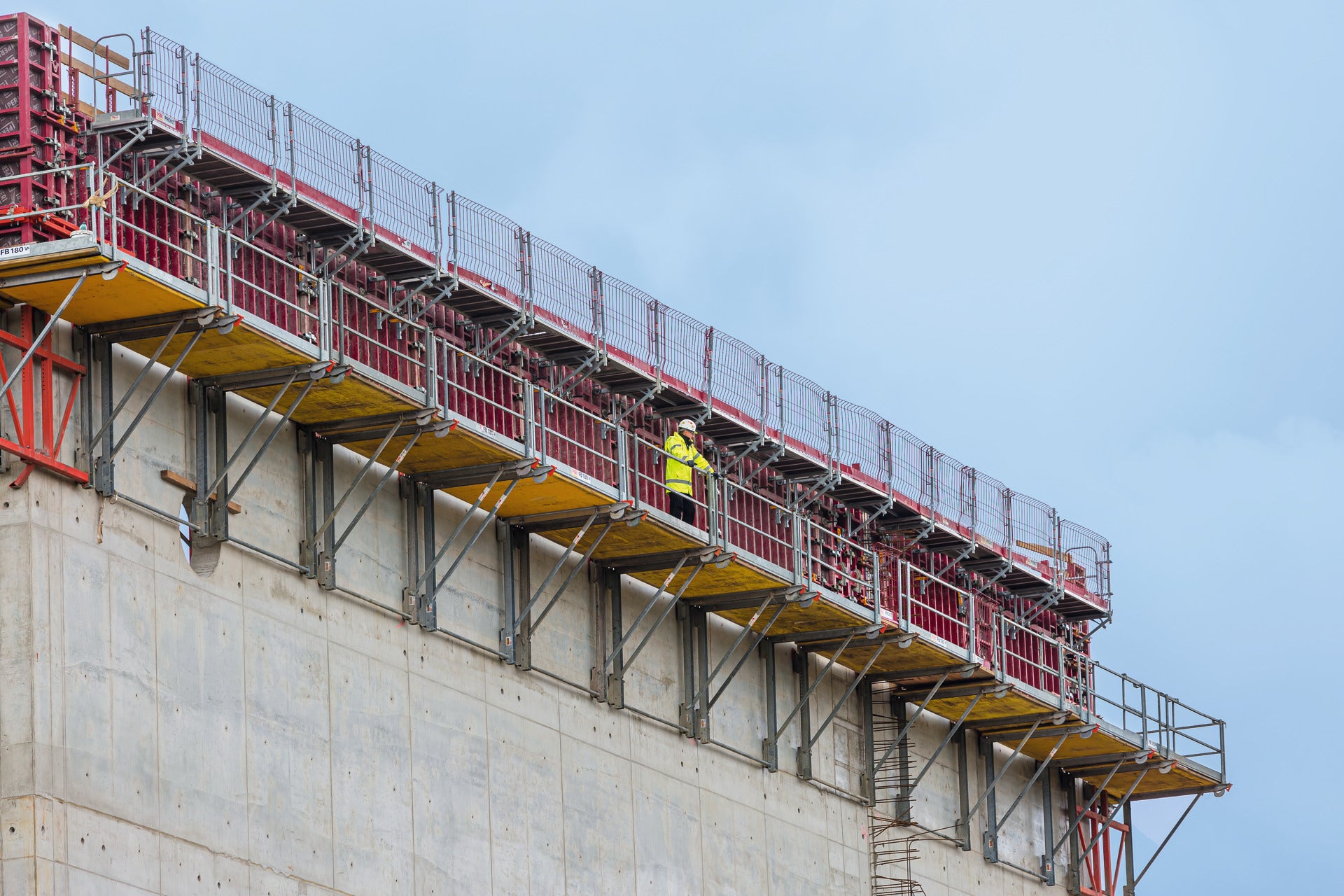 Die Faltbühne wird als komplett montierte Einheit auf die Baustelle geliefert und ist dank großem und gleich bleibendem Konsolenabstand effizient im Einsatz<br/>