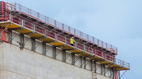 Die Faltbühne wird als komplett montierte Einheit auf die Baustelle geliefert und ist dank großem und gleich bleibendem Konsolenabstand effizient im Einsatz<br/>