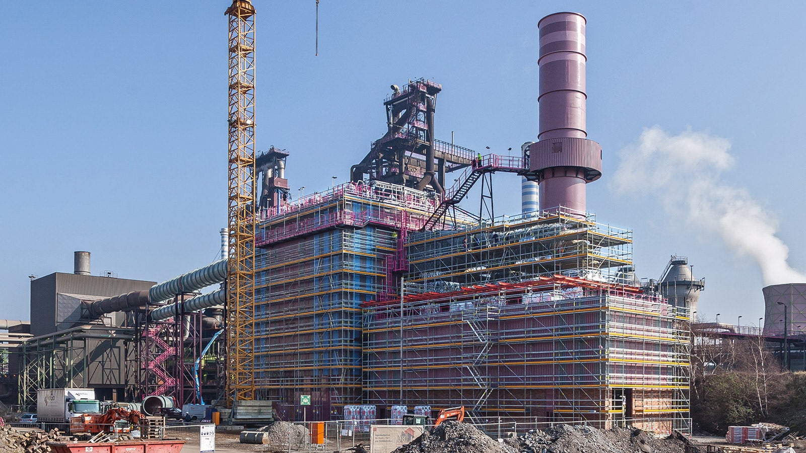 The flexible and safe PERI UP Modular Scaffolding has also proved itself in industrial applications – for example, for refurbishment work.