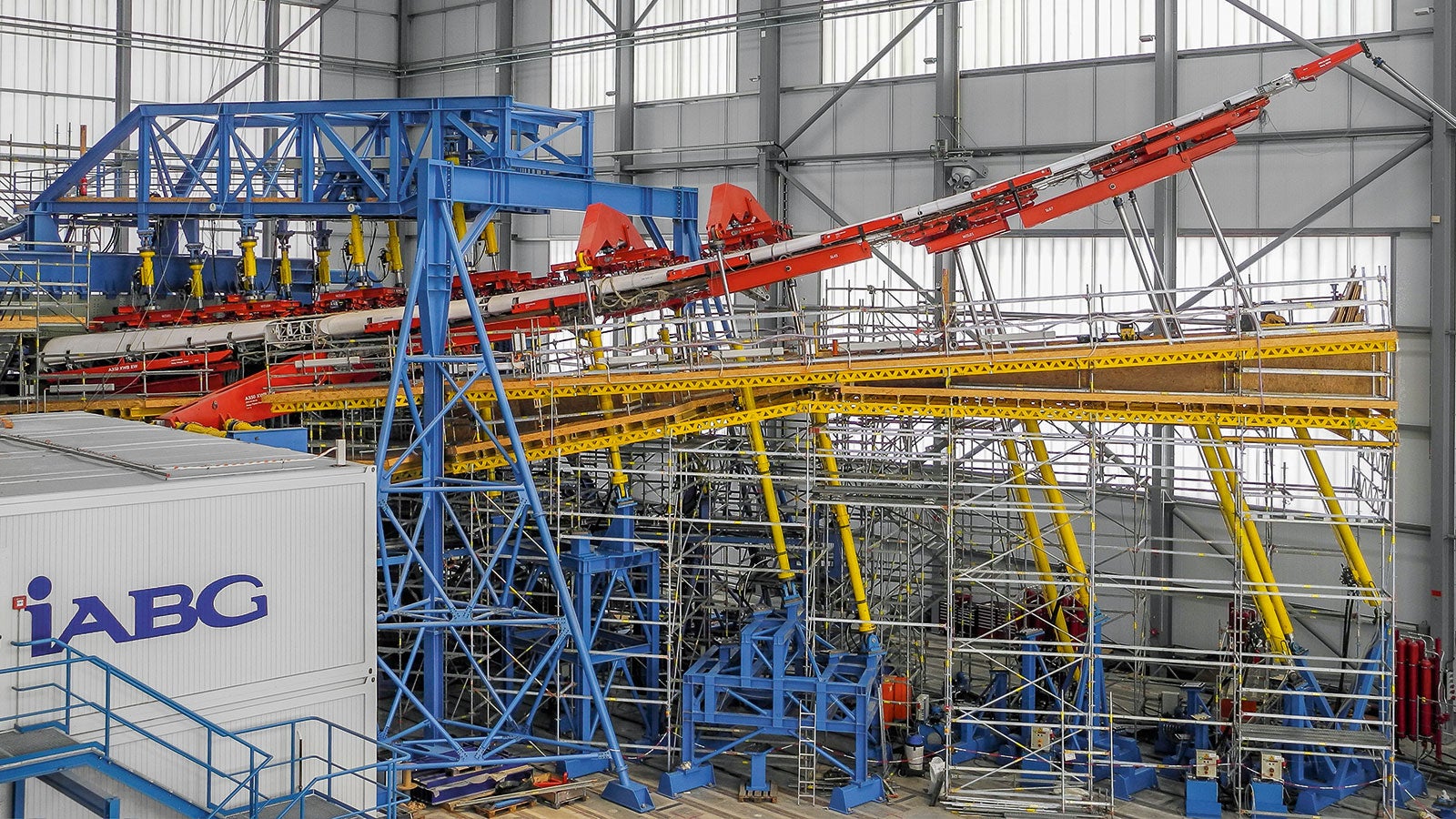 PERI likewise provided the scaffolding solution for the second endurance test which took place at the same time: for the EW test, a test wing is subject to a systematic application of stress by means of 41 cylinders – in addition to the fatigue loads, the procedure is carried out through to the analytical breaking load point. (Photo: IABG)
