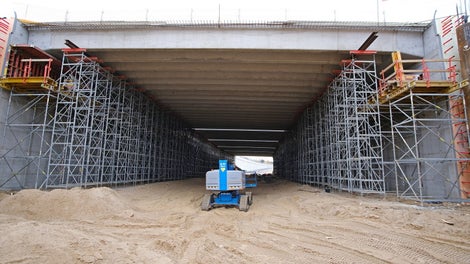 Bokštelių ST100 ir pleištinių pastolių PERI UP Rosett sinergija.<br/>(nuotraukos autorius: Marius Slabada)