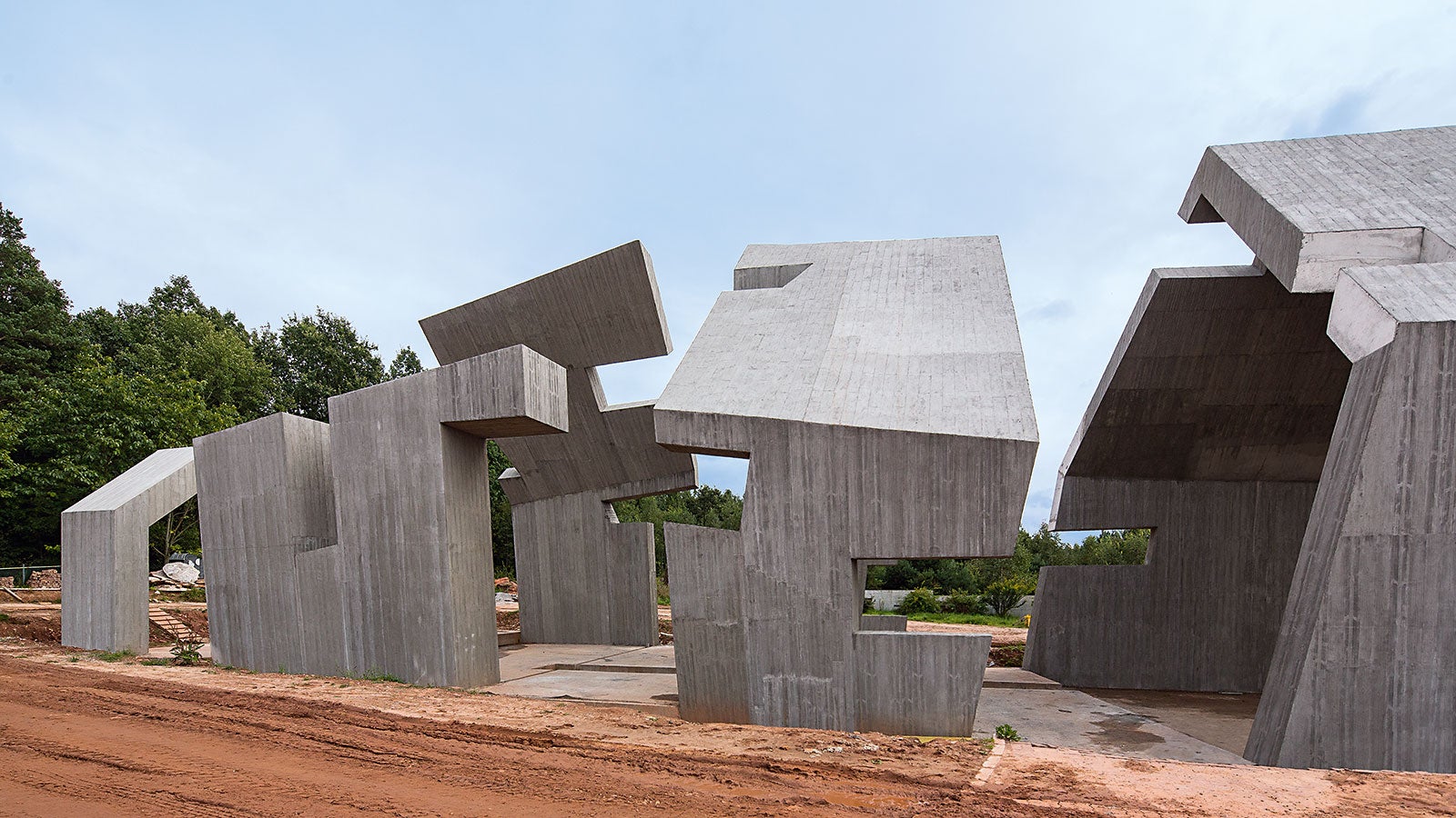 The distinctive timber like texture was achieved with an unconventional method. It was plastered with the use of stencil rollers. The good quality of concrete surface resulting from the use of TRIO panels was of major importance.