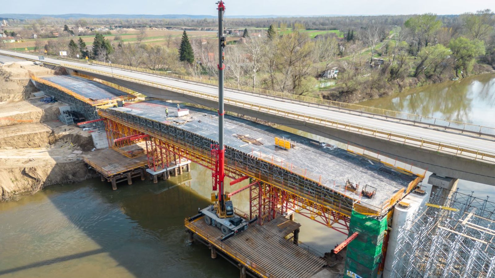 Uz stubove S8 i S9 rešetke se oslanjaju na ALPHAKIT tornjeve dok se na drugom kraju oslanjaju na VST tornjeve.