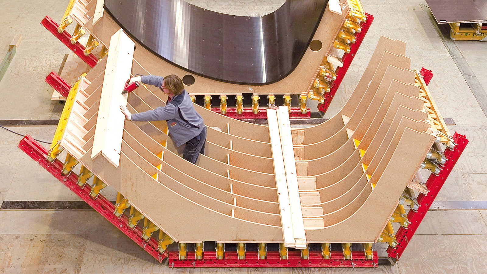 In der PERI Schalungsmontage wurden die 3D Schalungselemente maßgenau gefertigt. Die hohe Passgenauigkeit der Elemente sparte beim Schalen wertvolle Zeit.