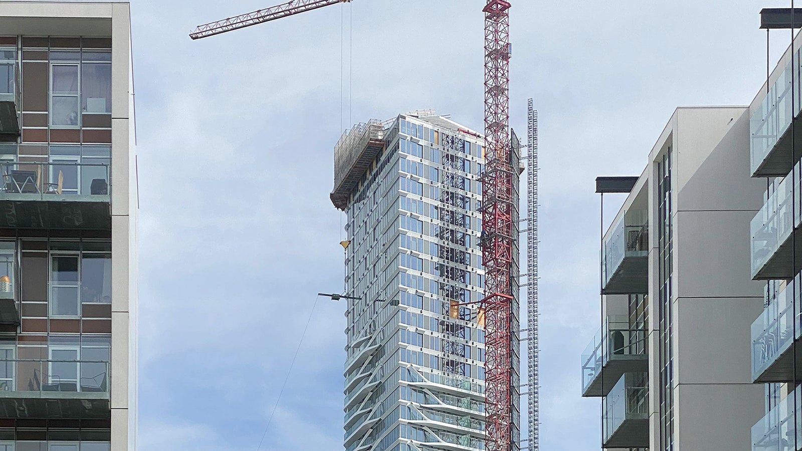 The “crowning glory” of the project presented the greatest challenge, as the geometry of the upper floors differed from that of the lower floors. Since it would not have been profitable to erect scaffolding up to the 45th floor, a creative custom solution also had to be found.
