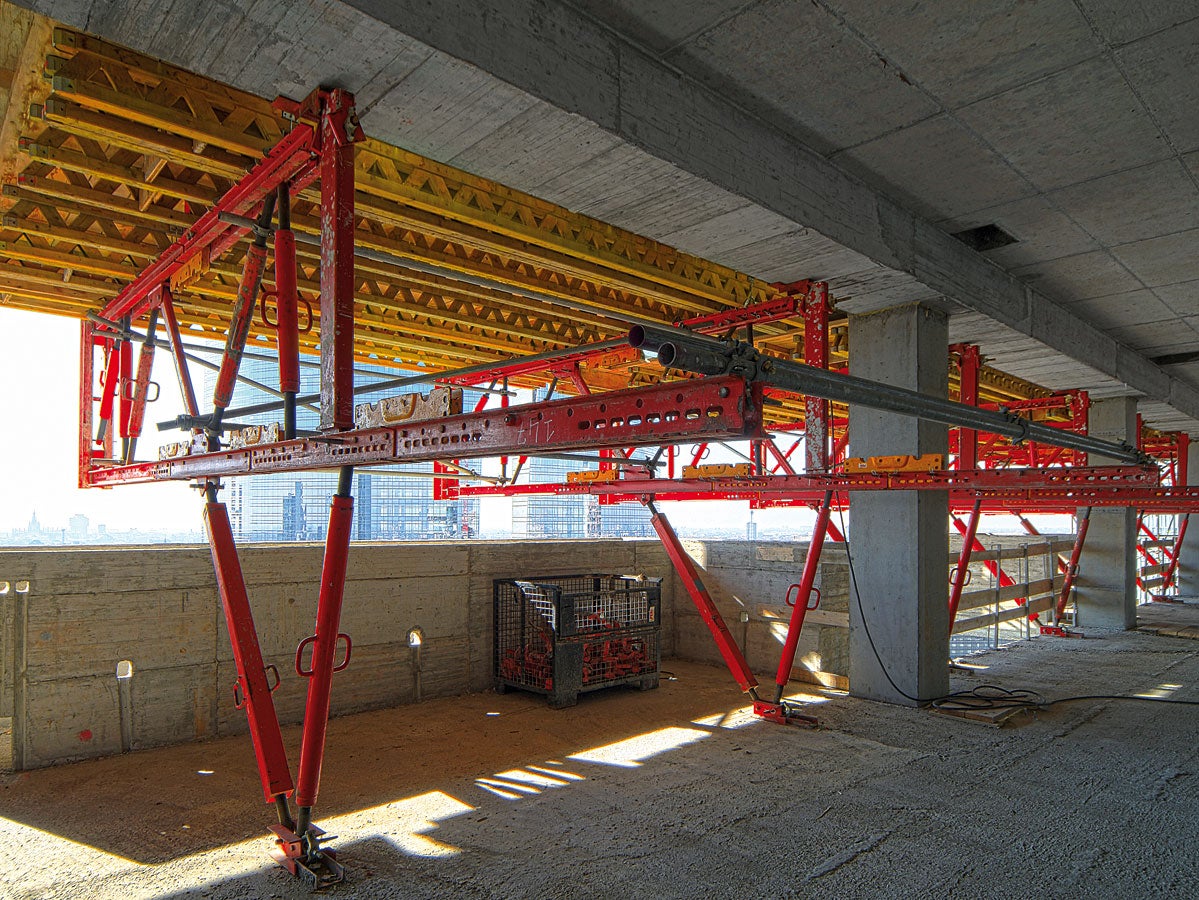 Cantilevered beams consisting of rentable PERI VARIOKIT system components carried the fresh concrete loads from the balconies.