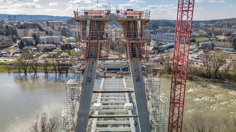 Budowa mostu przez rzekę San w Sanoku.