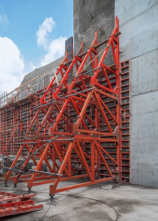 Ściany jednostronne w systemie kozłów oporowych SB. Scalone jednostki przestawiane są wraz z deskowaniem na kolejny etap betonowania. <br/>