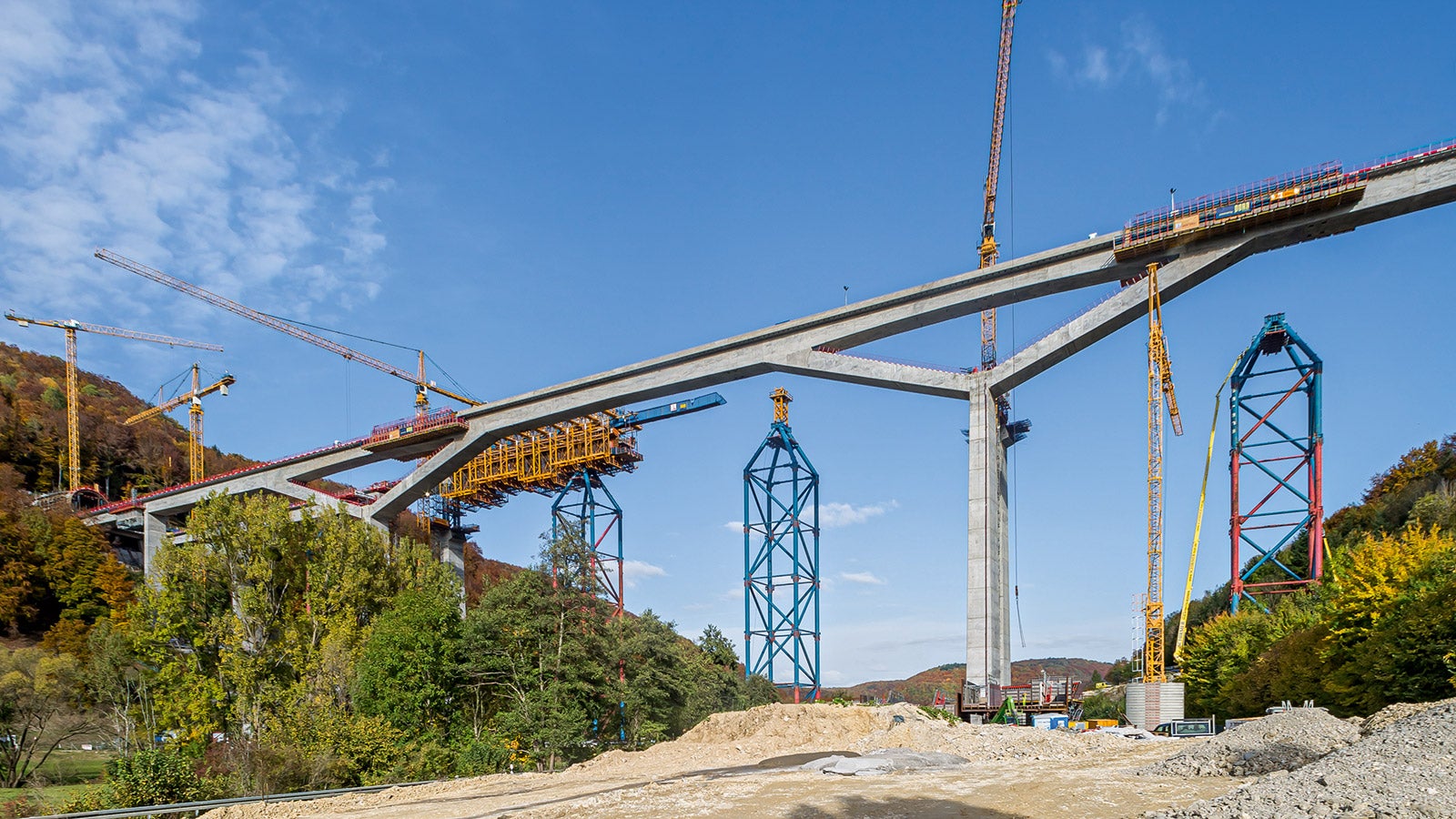 The cantilevered parapets on the west bridge were constructed in 24-m-sections using a total of four VARIOKIT Cantilevered Parapet Carriages.