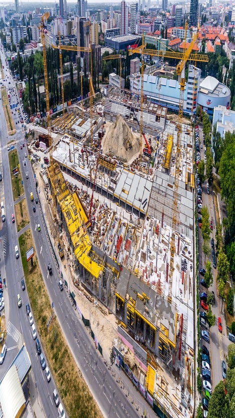 Komplex budov NFŠ tvorí objekt samotného futbalového ihriska s tribúnou a priestormi pre malé obchodné prevádzky, ako aj 17-poschodová administratívna budova a nákupné centrum spojené s ubytovacou časťou, ktoré má od 8 do 23 NP. Pod celou parcelou NFŠ, okrem oblasti ihriska, je priestor suterénu vyhradený pre 994 parkovacích miest a pre technické zázemie.