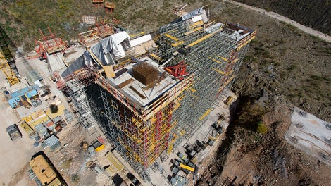 两个VARIOKIT 重型承重塔架共计需要承受2400吨荷载。在设计方案时，因支架系统长时间支撑上部荷载，必须考虑到地震和水平荷载等因素。