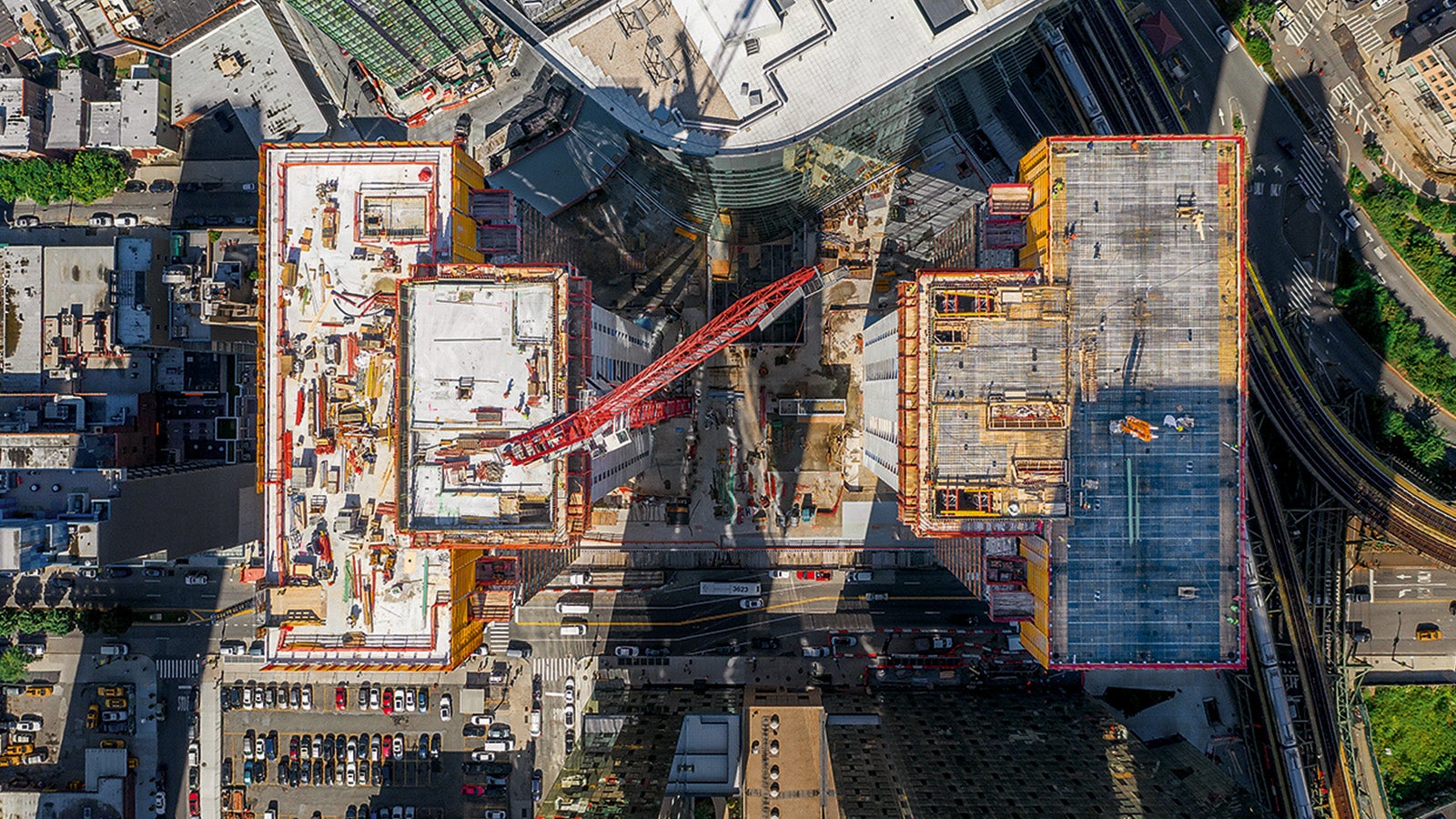 Die PERI Ingenieure entwickelten ein projektspezifisches Konzept zur wirtschaftlichen Ausführung des Gebäudes trotz der geringen Kranverfügbarkeit und der engen Bauzeitvorgabe. Beim Klettern der beiden seitlich am Gebäude angebrachten Turmkerne galt es, die geforderten Sichtbetonanforderungen zu erfüllen. Ein Kran wurde aufgrund der eingesetzten PERI Selbstkletterschalung nicht benötigt. Der enge Klettertakt von zwei Stockwerken pro Woche konnte eingehalten werden – obwohl während der Arbeiten nur ein einziger Kran zur Verfügung stand. 