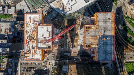 PERI engineers developed a project-specific concept a for the economical execution of the building despite the low crane availability and tight construction schedule. When climbing the two tower cores attached to the sides of the building, it was necessary to meet the required exposed concrete requirements. A crane was not required due to the PERI self-climbing formwork used. The tight climbing schedule of two floors per week could be maintained - although only one crane was available during the work.