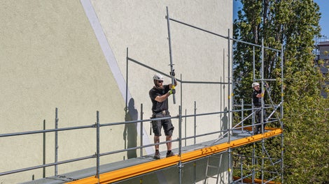 Das Fassadengerüst des PERI UP Gerüstbaukastens bietet Sicherheit im System, denn das Geländer für die nächste Ebene wird mit dem Easy Stiel ohne Zusatzbauteile von der unteren Gerüstlage aus montiert.