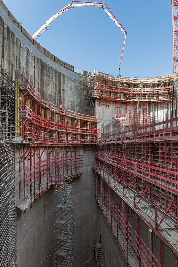 PERI Ingenieure konzipierten eine Kletterschalungslösung für den 1,30 m starken Außenring auf Basis der RUNDFLEX Rundschalung und CB 160 Kletterbühnen. Zum Schalen der Innenwände wurden die CB Bühnen mit der TRIO Rahmenschalung zu kranversetzbaren Kletterschalungseinheiten kombiniert.