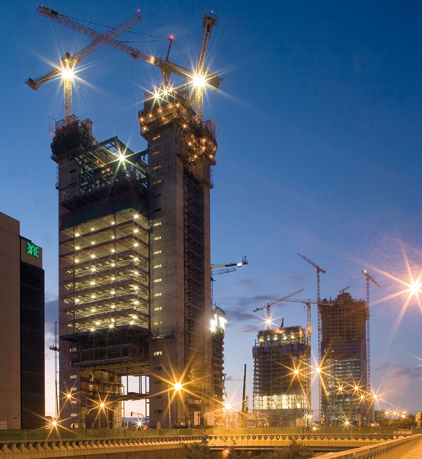 Os dois núcleos externos da Torre Caja Madrid elevaram-se progressivamente em ciclos semanais com a forma de auto escalada PERI ACS.