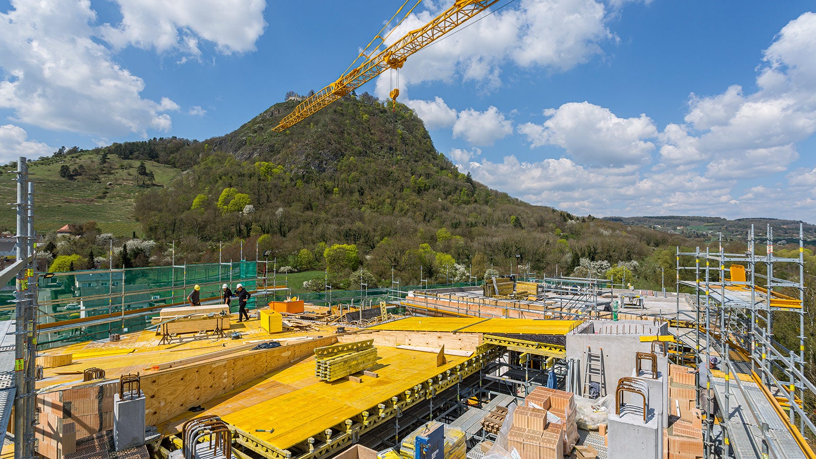 Am Fuße des Hohentwiels wurden bewährte PERI Schalungssysteme in Kombination mit modernen Baukastensystemen eingesetzt.