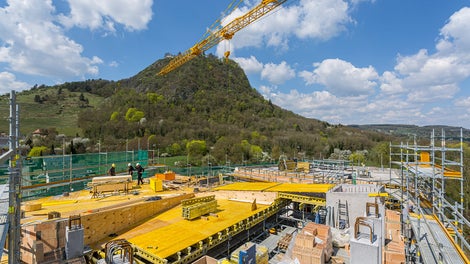 Am Fuße des Hohentwiels wurden bewährte PERI Schalungssysteme in Kombination mit modernen Baukastensystemen eingesetzt.