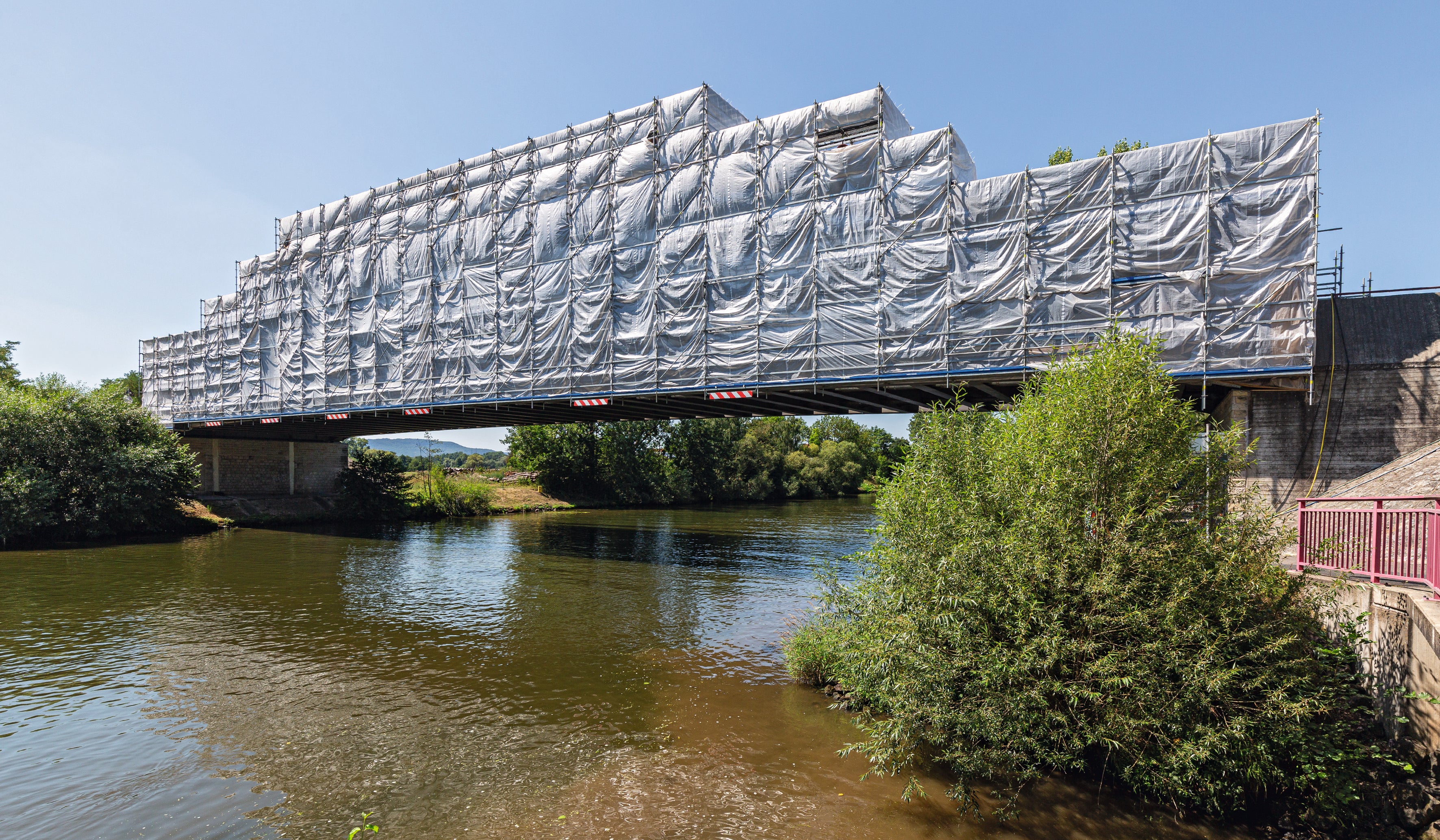 Die Ost- und Westseite der Luitpoldbrücke wurden nacheinander eingerüstet und saniert.
