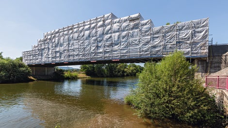 Die Ost- und Westseite der Luitpoldbrücke wurden nacheinander eingerüstet und saniert.