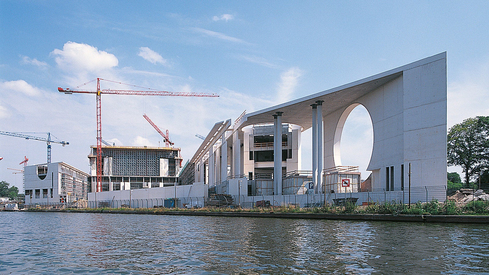 在这个综合大楼里，除了联邦总理的办公室外，还设有大量的内阁、国务大臣以及工作人员的办公室和接待厅。