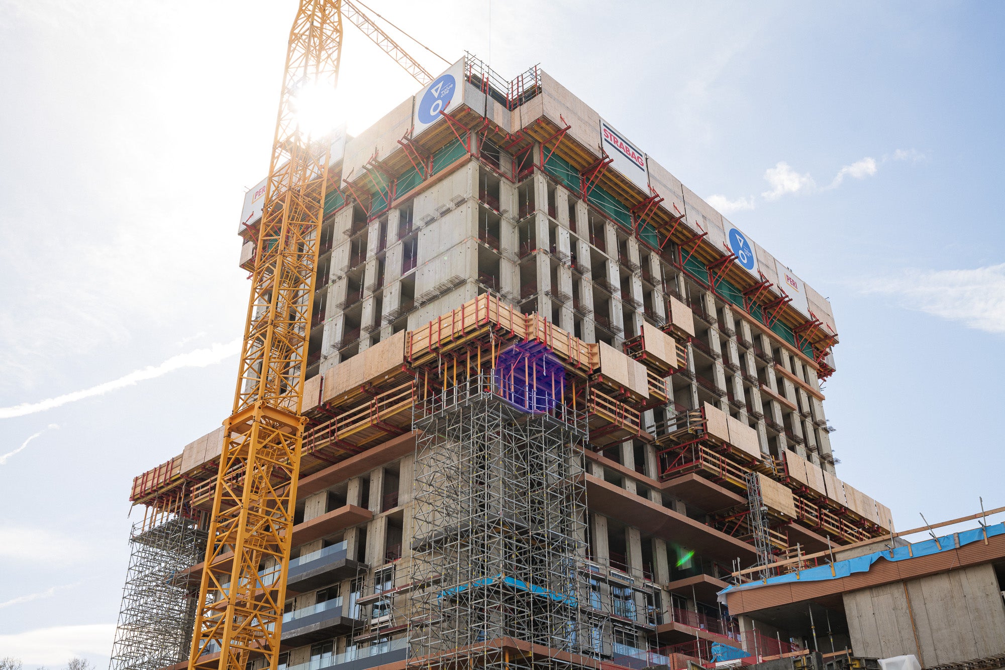 V2C9 Grünblick - Wien<br/>PERI UP Rosett Stützturm und VARIO Stahlriegeltischen, <br/>Balkontische als auch Windschildbühnen sind speziell angefertigte kranversetzbare Sonderlösungen