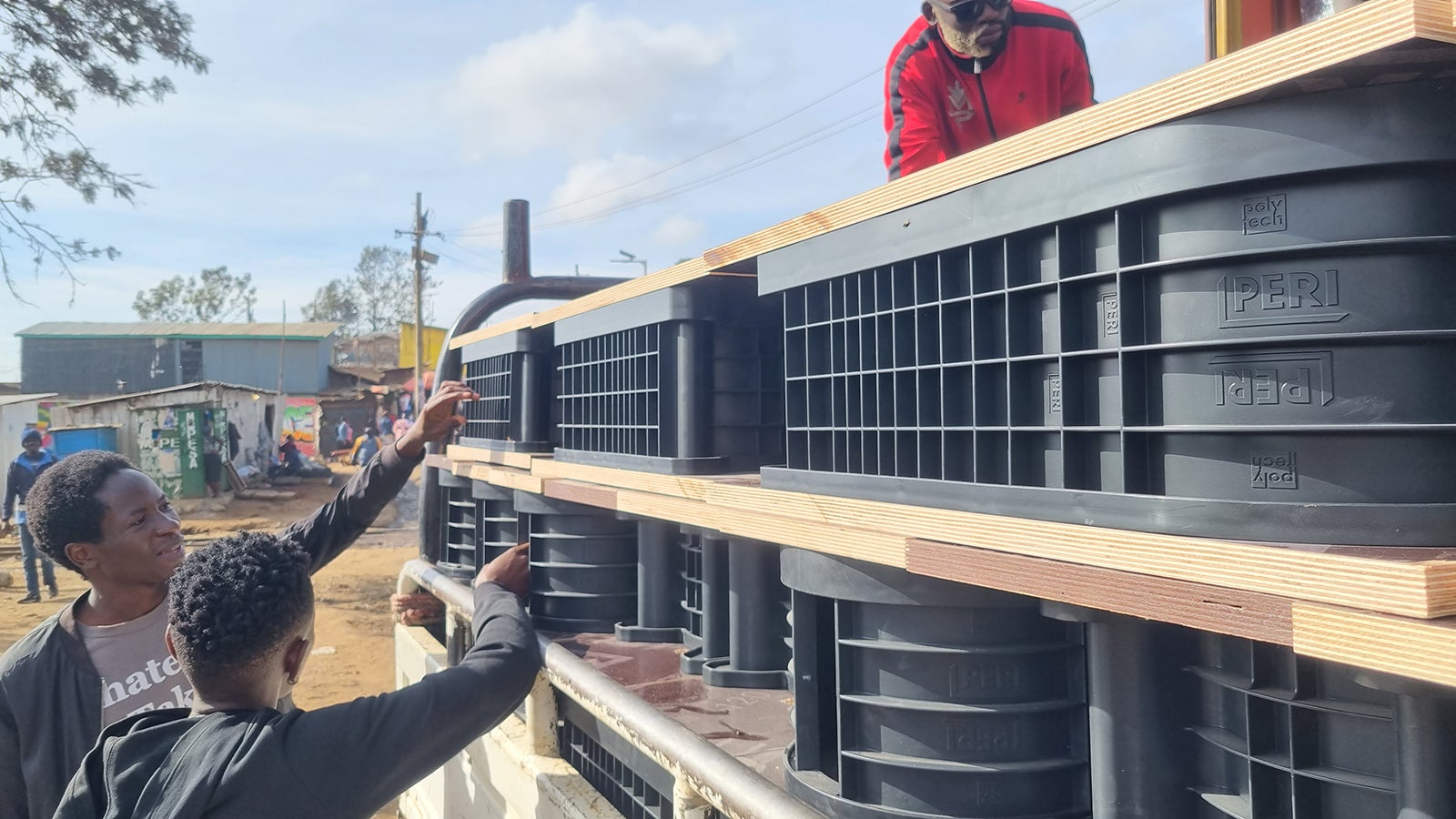 The TwistBlock Moulds are made from recycled local plastic. If required, the concrete blocks used can also be dismantled using the innovative plug-in system and up to 80 % of them can be reused.