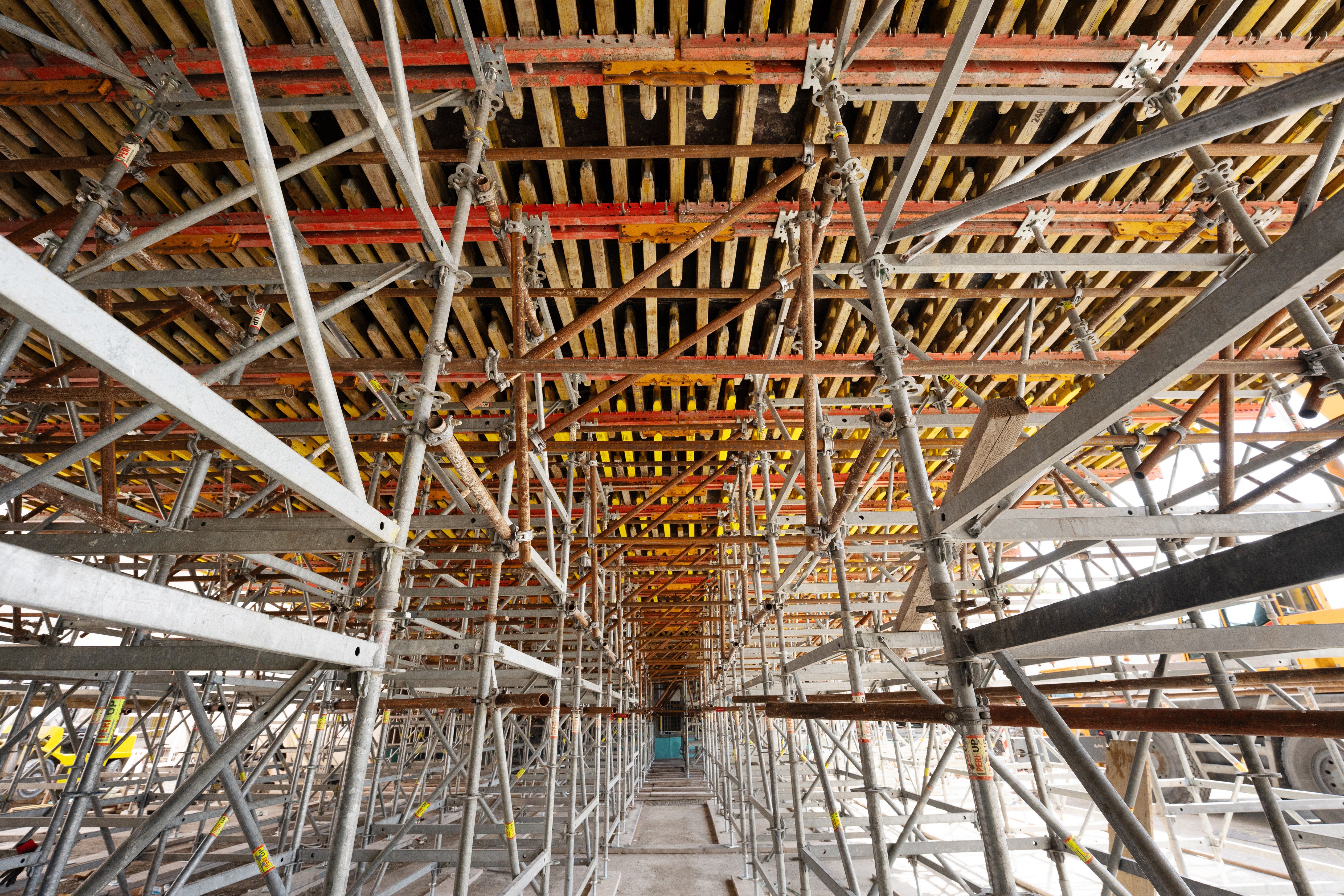 Подпорните кули PERI UP Flex осигуряват сигурна и прецизна поддръжка за конструкцията при различни височини и наклони.