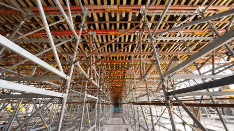 Подпорните кули PERI UP Flex осигуряват сигурна и прецизна поддръжка за конструкцията при различни височини и наклони.