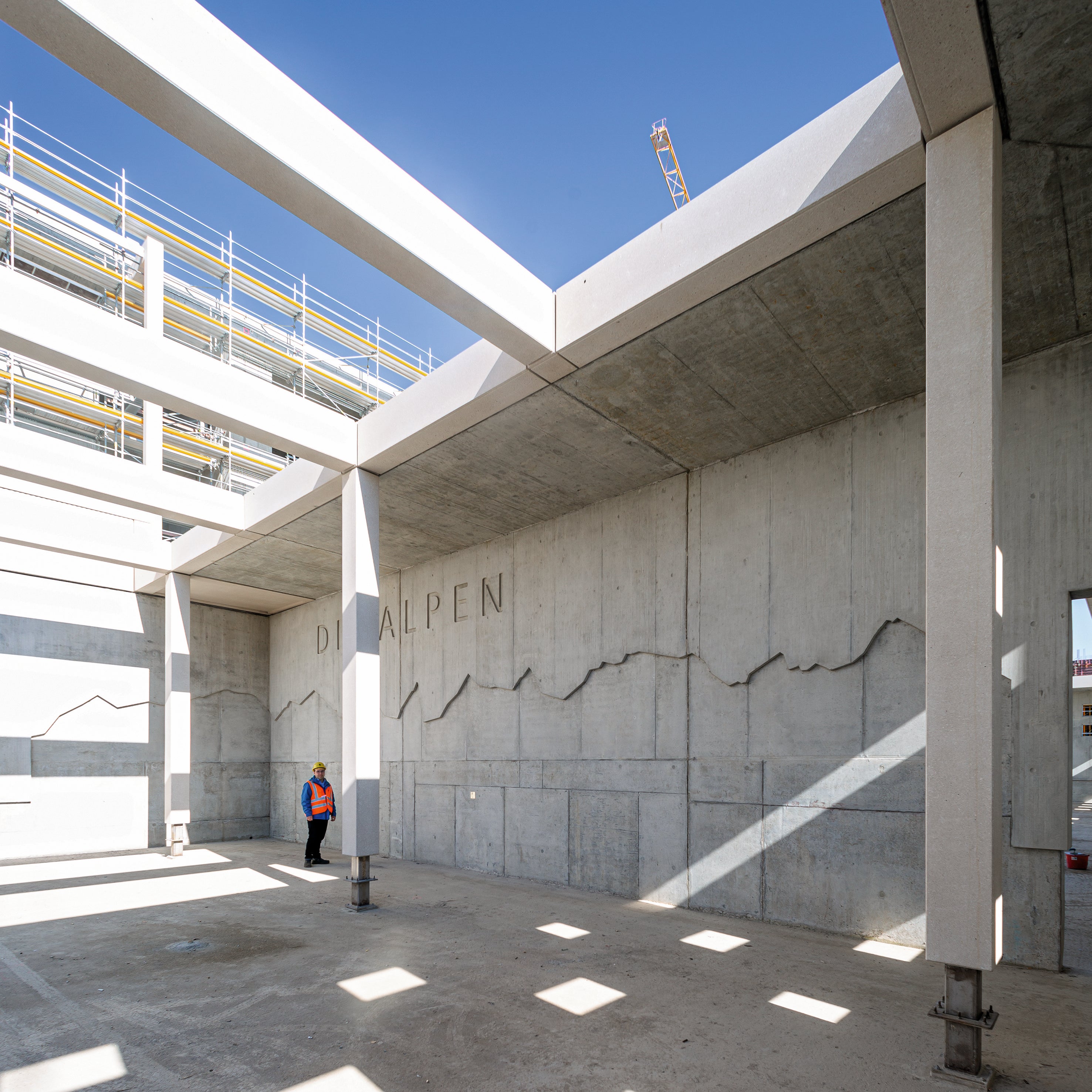 Das Alpenpanorama als großflächiges Betonwandbild im Pausenhof der Grundschule: mit maßgenau gefrästen Gipfelkonturen aus der PERI Schalungsmontage.<br/>(Foto: PERI Deutschland)<br/>