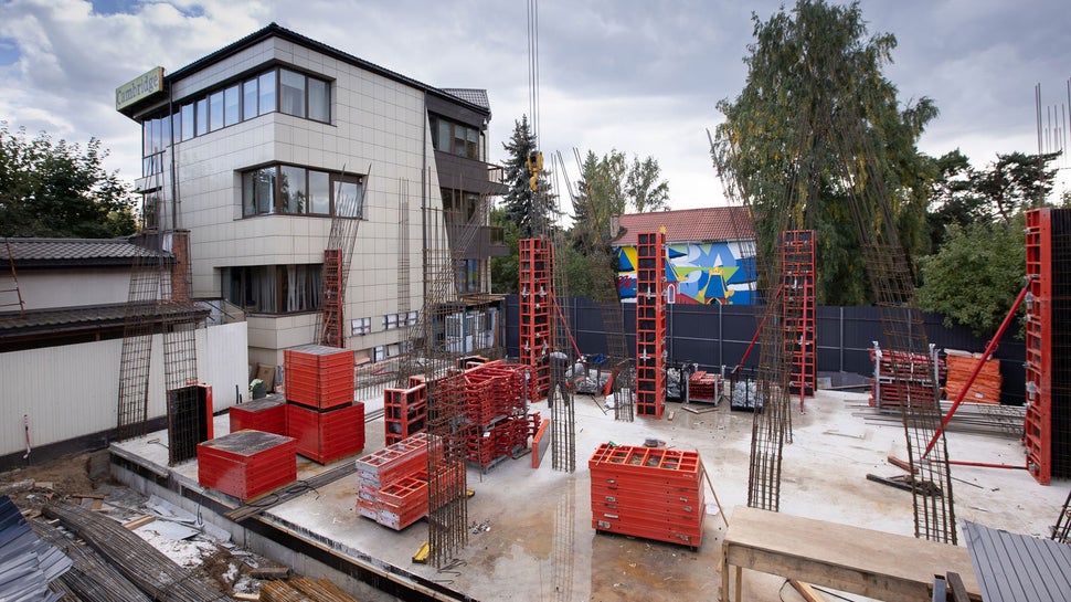 Высота бетонирования колонн по цокольному этажу составила целых 4,12 м., а по 1 и 2 этажу — 3 м. и 2,45-2,9 м. соответственно