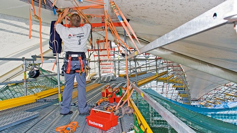 The membrane assembly was carried out at a height of 40 m during ongoing daily airport operations.