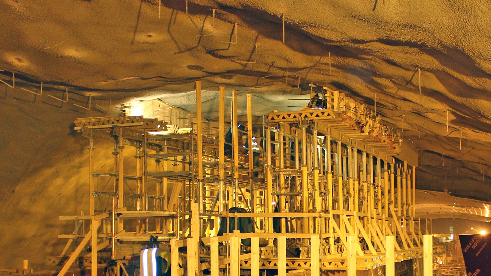 Tunnelin kattoon valettiin PERI:n MULTIPROP-tuentajärjestelmää apuna käyttäen lyhyt betoniseinä, johon kiinnitettiin lasiseinä. Lasiseinä alkaa punaisen betoniseinän yläpuolelta.